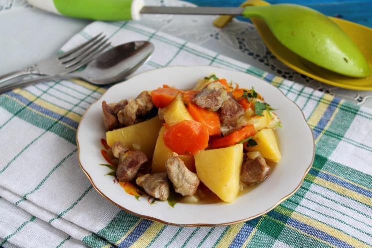 Kazakh Kuyrdak: Aromatic Lamb and Vegetable Stew Kazakh Kuyrdak: Aromatic Lamb and Vegetable Stew