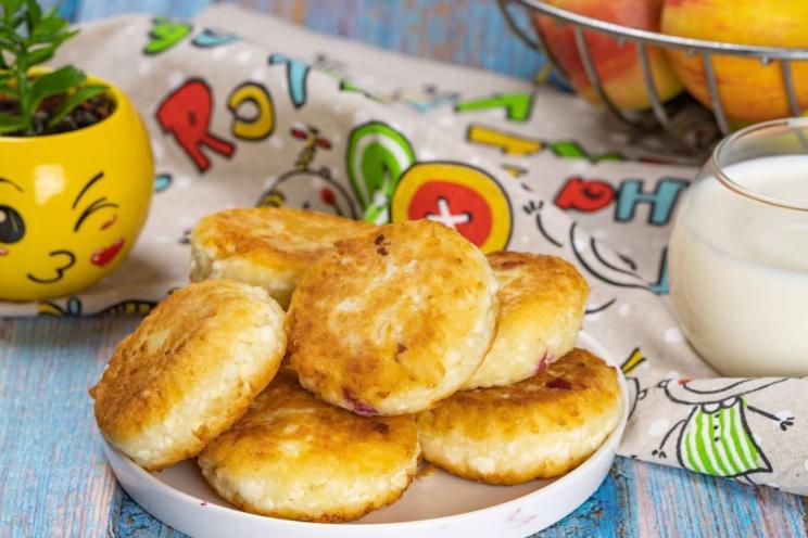 Fluffy Cottage Cheese Pancakes with Semolina and Egg Fluffy Cottage Cheese Pancakes with Semolina and Egg