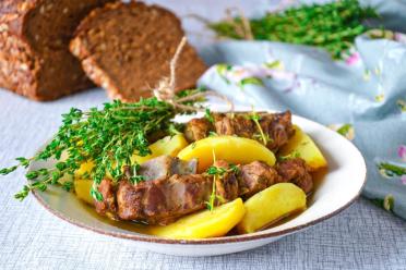 Stovetop Juicy Roast Lamb with Aromatic Potatoes