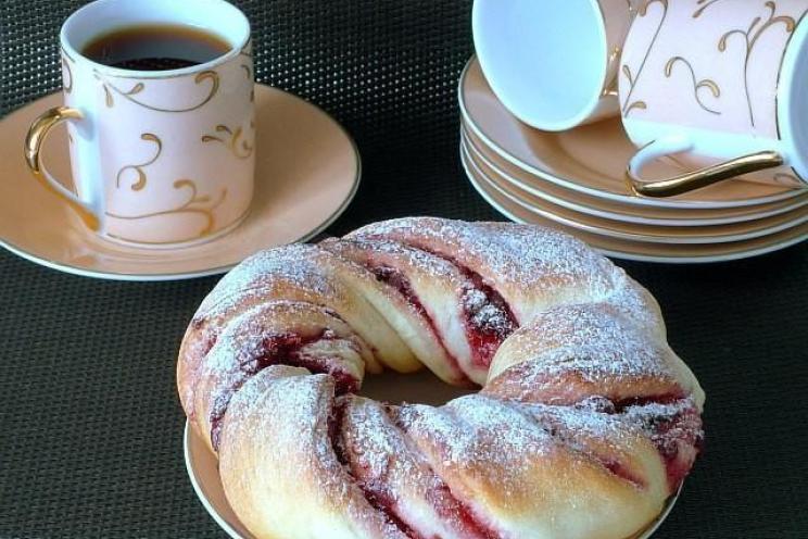 Easter Wreath Tea Cakes: A Sweet and Tangy Delight Easter Wreath Tea Cakes: A Sweet and Tangy Delight