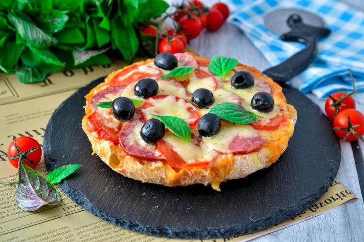 5-Minute Microwave Mini Pizza