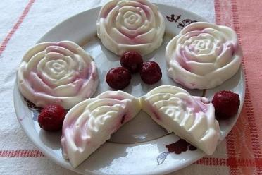 Berry Cottage Cheese Gelatin Delight