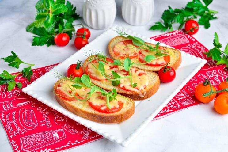 Oven-Baked Tomato and Cheese Sandwich