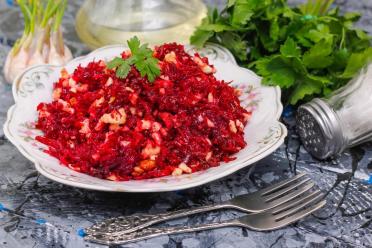 Beetroot Garlic Walnut Salad (No Mayo)