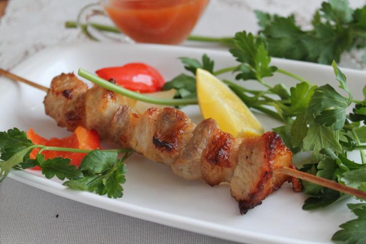 Oven-Baked Pork Kebabs with Lemon and Onion
