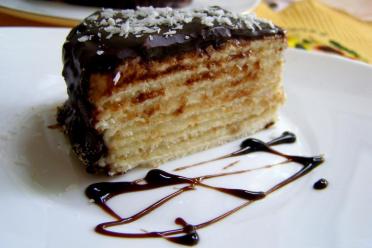 Quick and Easy Sour Cream Cake: No Oven Needed!