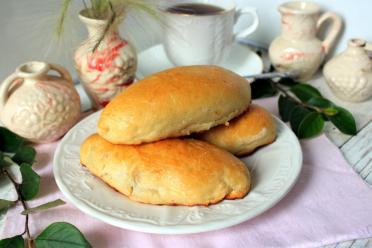 Fluffy Oven-Baked Yeast Pies