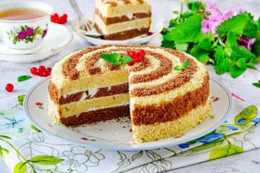 Soviet-Era Novinka Cake: Simple, Affordable, and Delicious