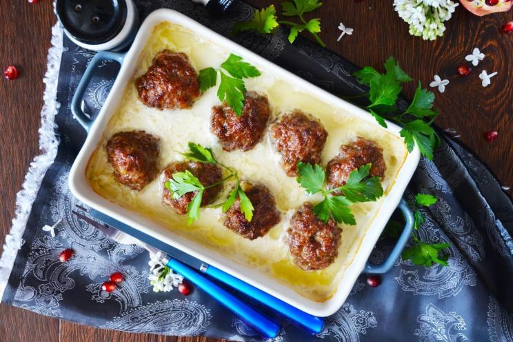 Baked Cutlets in Creamy Sauce