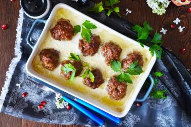 Baked Cutlets in Creamy Sauce
