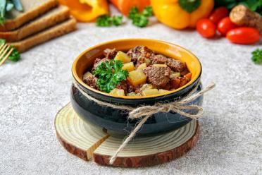 Hearty Slow Cooker Beef Stew with Potatoes