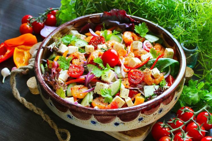 Shrimp and Cheese Salad with Fresh Vegetables Shrimp and Cheese Salad with Fresh Vegetables
