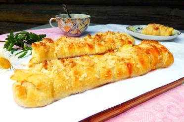 Crispy Puff Pastry Pie with Cottage Cheese