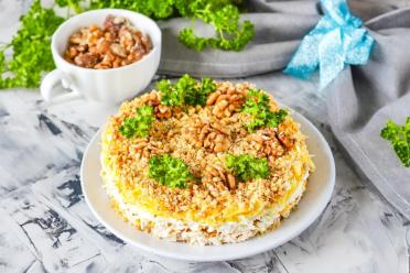 Layered Chicken and Walnut Salad Delight