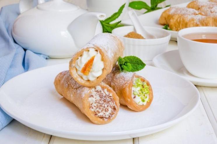 Crispy Sicilian Cannoli Delight