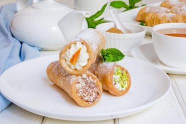 Crispy Sicilian Cannoli Delight
