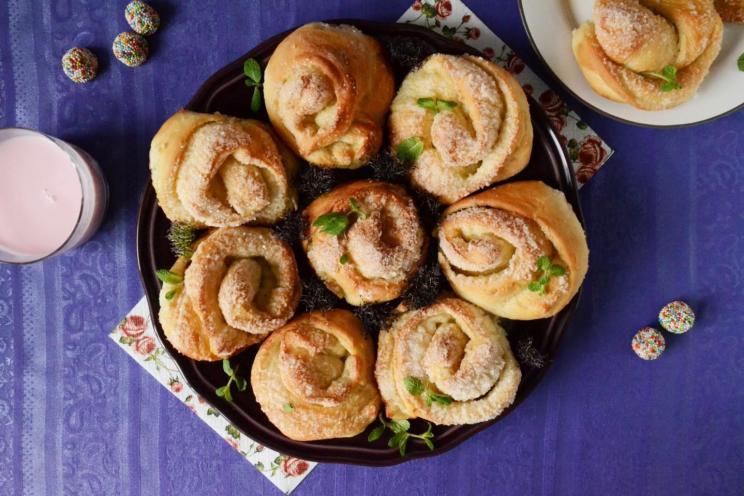Sugared Rose-Shaped Sweet Buns Sugared Rose-Shaped Sweet Buns