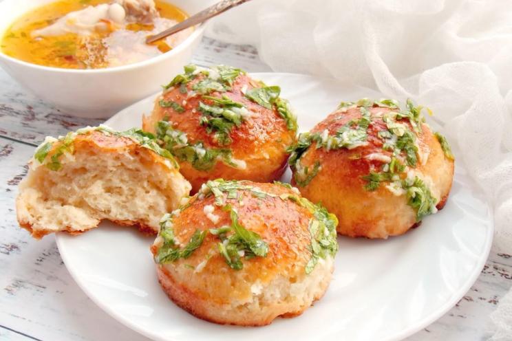 Garlic Yeast Buns: Perfect with Soup or Outdoor Picnics Garlic Yeast Buns: Perfect with Soup or Outdoor Picnics