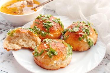 Garlic Yeast Buns: Perfect with Soup or Outdoor Picnics
