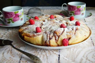 Jam-Filled Milk Yeast Pie