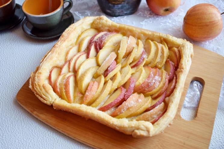 Quick & Easy Juicy Apple Pie with Ready-Made Puff Pastry