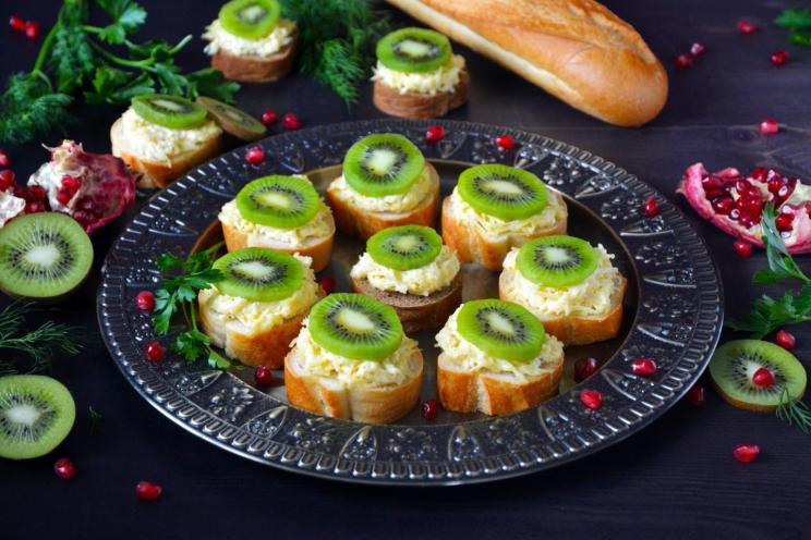 Flavorful Kiwi, Garlic, and Cheese Sandwich