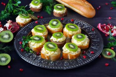 Flavorful Kiwi, Garlic, and Cheese Sandwich