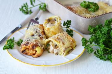 Chicken-Stuffed Egg Pancakes