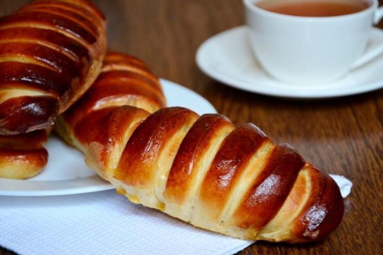 Cream-Filled Yeast Buns