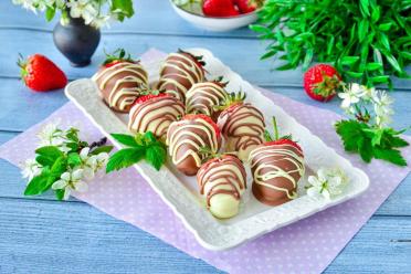 Chocolate-Covered Strawberries Delight