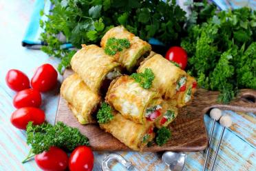 Cheesy Garlic Zucchini Rolls