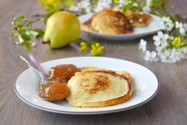Creamy Vanilla Pancakes with Pear Delight
