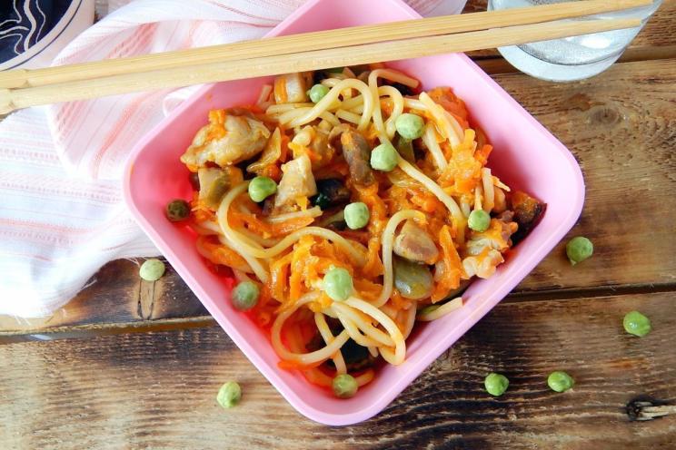 Chicken Udon Noodles with Vegetables and Savory Sauce