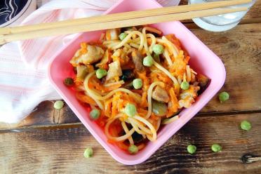 Chicken Udon Noodles with Vegetables and Savory Sauce