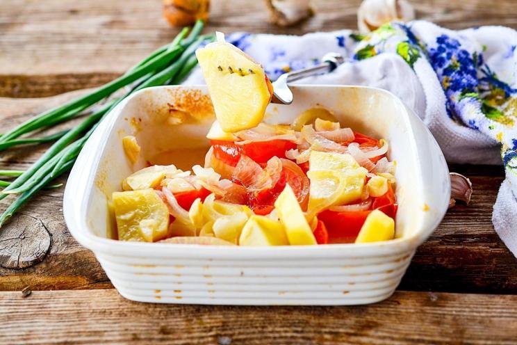 Oven-Baked Potatoes with Onions and Tomatoes Oven-Baked Potatoes with Onions and Tomatoes