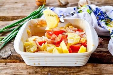 Oven-Baked Potatoes with Onions and Tomatoes