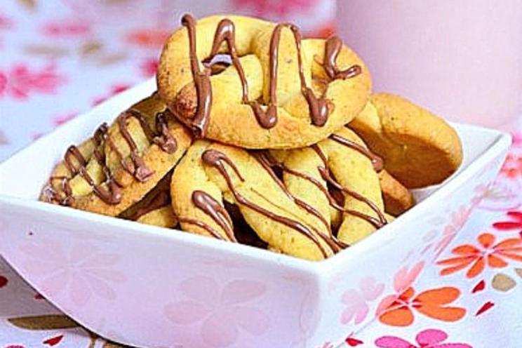 Crispy Cinnamon Sour Cream Pretzel Cookies