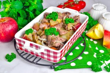 Baked Chicken Liver with Apples and Onions