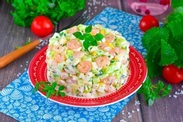 Seafood Delight: Squid, Shrimp, and Egg Salad
