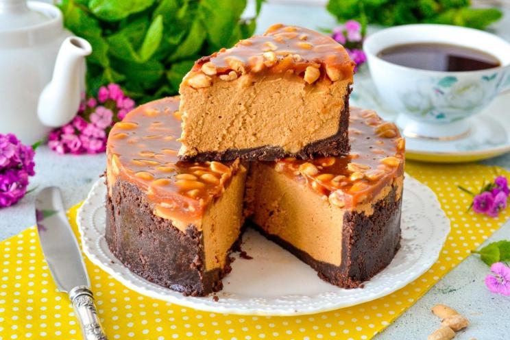 No-Bake Snickers Cheesecake with Caramel and Peanuts