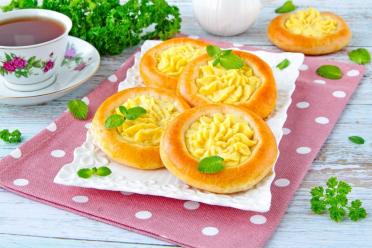 Fluffy Oven-Baked Potato Cheesecakes from Yeast Dough
