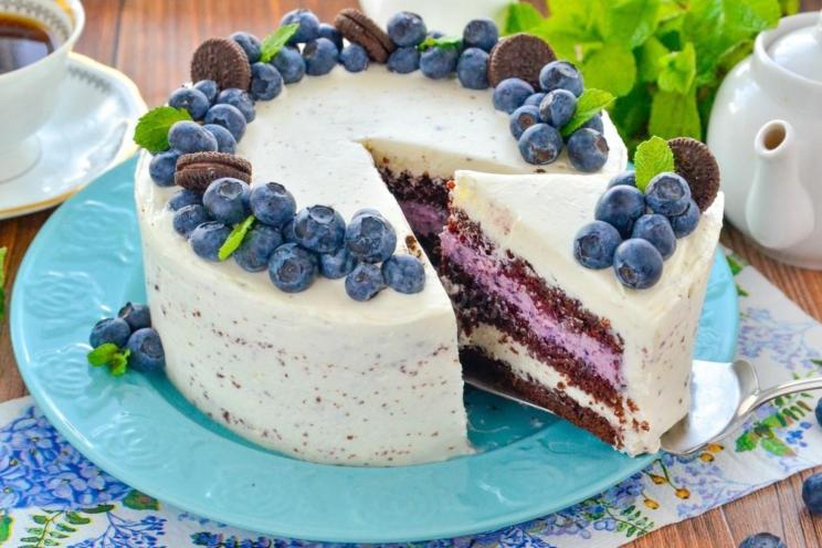 Irresistible Blueberry Chocolate Cake with Creamy Fillings