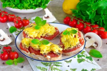 Savory Merchant-Style Pork with Tomatoes and Mushrooms