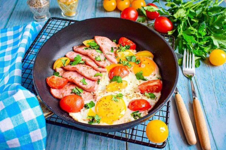 Quick & Easy Scrambled Eggs with Tomatoes and Sausage