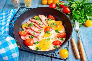 Quick & Easy Scrambled Eggs with Tomatoes and Sausage