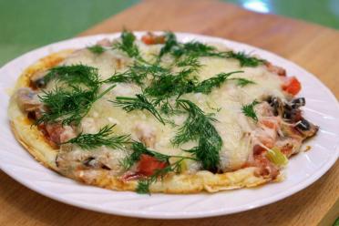 20-Minute Skillet Pizza with Tomatoes, Cheese, and Mushrooms
