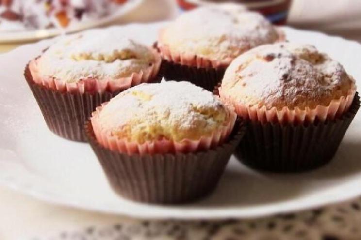 Toffee-Filled Cupcakes with Sour Cream