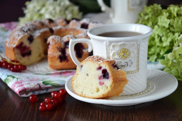 Fluffy Currant Egg White Cake
