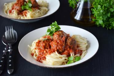 Classic Spaghetti & Meatballs in Tomato Sauce