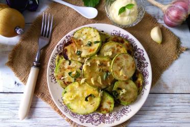 Garlic-Mayonnaise Fried Zucchini Bites